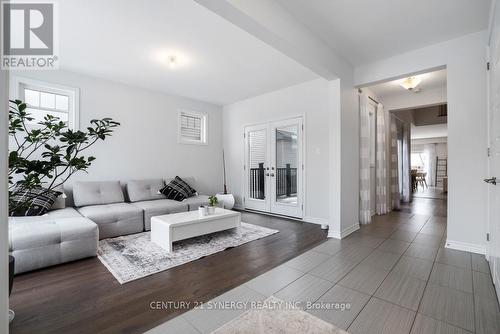 110 Westphalian Avenue, Ottawa, ON - Indoor Photo Showing Living Room