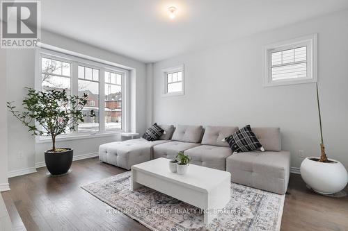 110 Westphalian Avenue, Ottawa, ON - Indoor Photo Showing Living Room