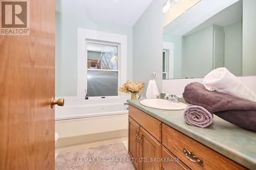 27 Walts Street, Welland (769 - Prince Charles), ON - Indoor Photo Showing Bathroom