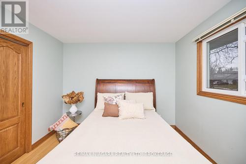 27 Walts Street, Welland (769 - Prince Charles), ON - Indoor Photo Showing Bedroom