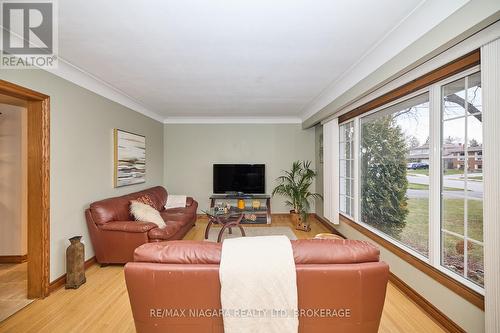 27 Walts Street, Welland (769 - Prince Charles), ON - Indoor Photo Showing Living Room