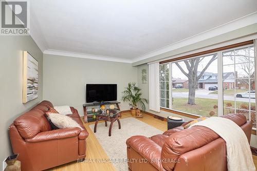 27 Walts Street, Welland (769 - Prince Charles), ON - Indoor Photo Showing Living Room