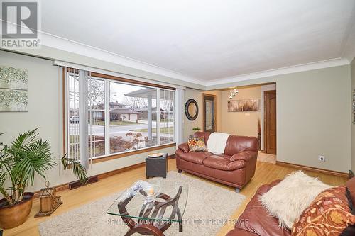 27 Walts Street, Welland (769 - Prince Charles), ON - Indoor Photo Showing Living Room