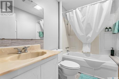 1056 Wolfe Avenue E, Moose Jaw, SK - Indoor Photo Showing Bathroom