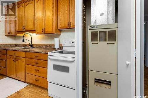 1056 Wolfe Avenue E, Moose Jaw, SK - Indoor Photo Showing Kitchen With Double Sink