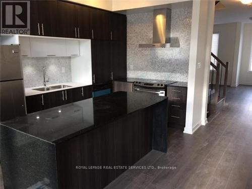 3082 Ernest Appelbe Boulevard, Oakville, ON - Indoor Photo Showing Kitchen With Double Sink With Upgraded Kitchen