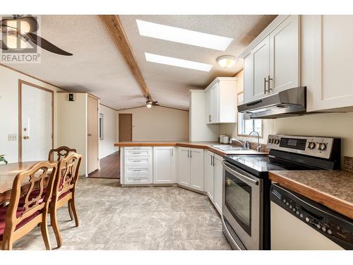 122 11970 Pinyon Drive, Pitt Meadows, BC - Indoor Photo Showing Kitchen