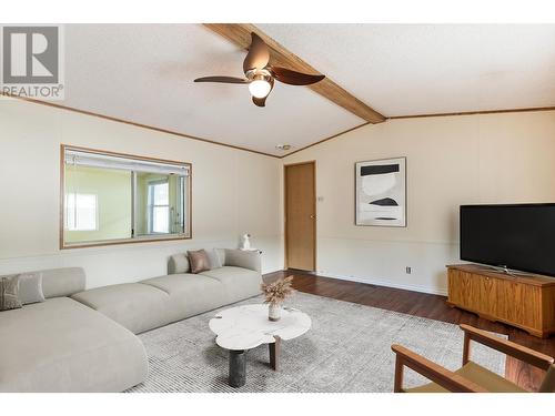 122 11970 Pinyon Drive, Pitt Meadows, BC - Indoor Photo Showing Living Room