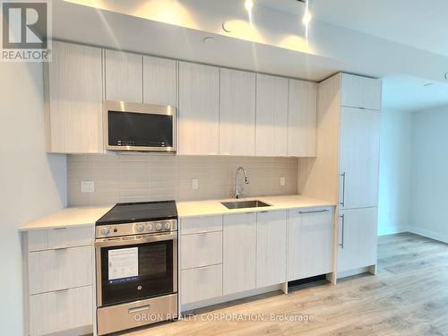 807 - 4130 Parkside Village Drive, Mississauga, ON - Indoor Photo Showing Kitchen