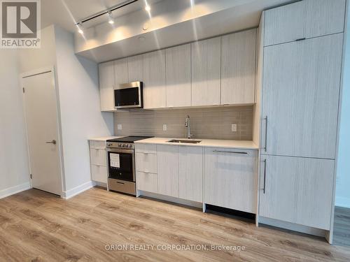 807 - 4130 Parkside Village Drive, Mississauga, ON - Indoor Photo Showing Kitchen