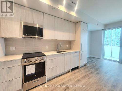 807 - 4130 Parkside Village Drive, Mississauga, ON - Indoor Photo Showing Kitchen