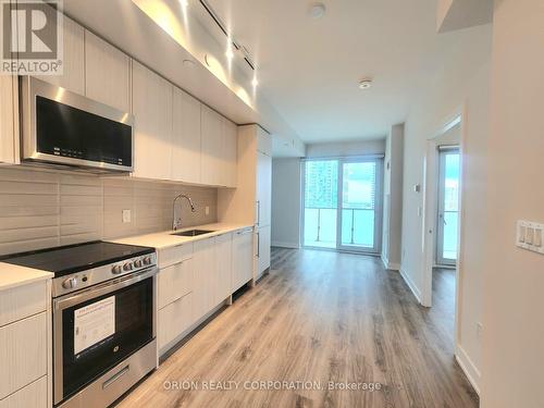 807 - 4130 Parkside Village Drive, Mississauga, ON - Indoor Photo Showing Kitchen