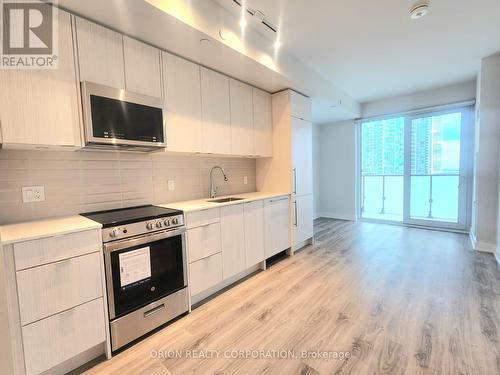 807 - 4130 Parkside Village Drive, Mississauga, ON - Indoor Photo Showing Kitchen