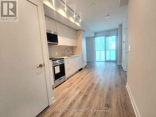 807 - 4130 Parkside Village Drive, Mississauga, ON - Indoor Photo Showing Kitchen