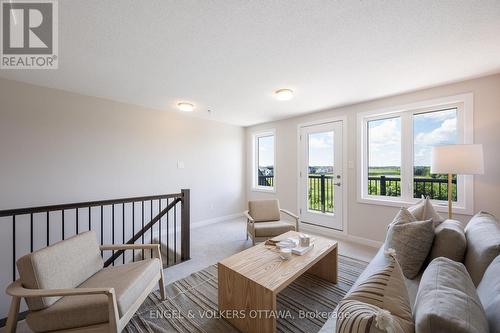 1007 Canoe Street, Ottawa, ON - Indoor Photo Showing Living Room