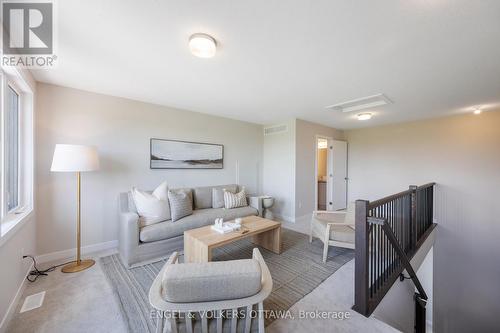 1007 Canoe Street, Ottawa, ON - Indoor Photo Showing Living Room