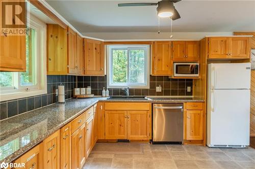 1091 Eashores Road, Haliburton, ON - Indoor Photo Showing Kitchen