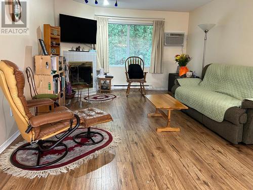 1876 Tranquille Road Unit# 1, Kamloops, BC - Indoor Photo Showing Living Room With Fireplace