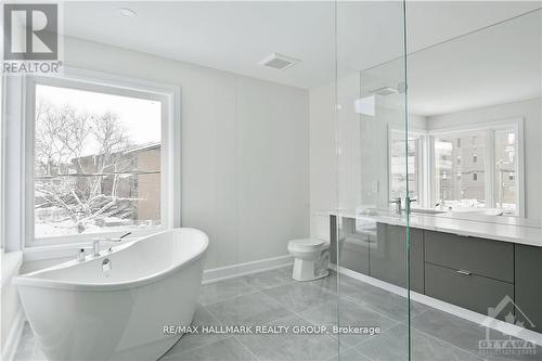 484 Woodland Avenue E, Ottawa, ON - Indoor Photo Showing Bathroom