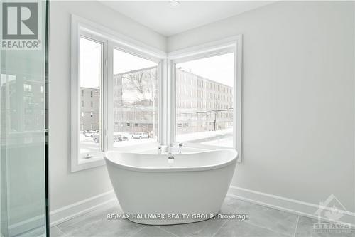 484 Woodland Avenue E, Ottawa, ON - Indoor Photo Showing Bathroom