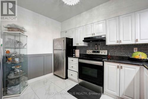 1011 - 410 Mclevin Avenue, Toronto, ON - Indoor Photo Showing Kitchen