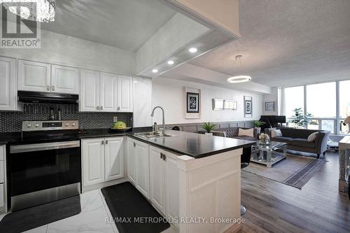 1011 - 410 Mclevin Avenue, Toronto, ON - Indoor Photo Showing Kitchen