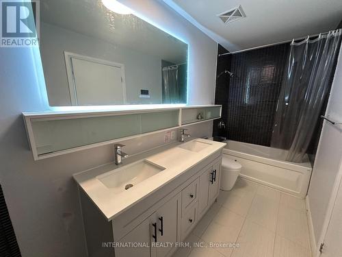 1823 - 111 Elizabeth Street, Toronto, ON - Indoor Photo Showing Bathroom