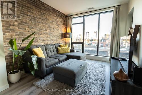 310 - 690 King Street W, Kitchener, ON - Indoor Photo Showing Living Room