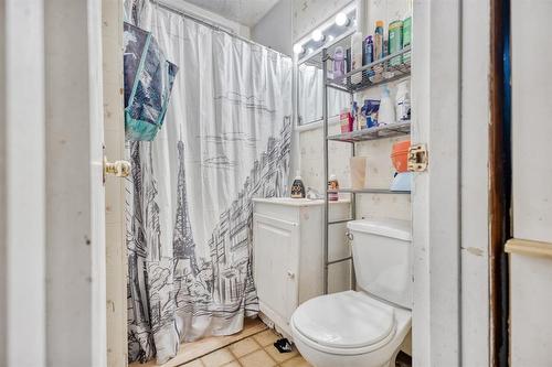 321 Cathedral Avenue, Winnipeg, MB - Indoor Photo Showing Bathroom