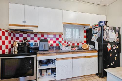 321 Cathedral Avenue, Winnipeg, MB - Indoor Photo Showing Kitchen