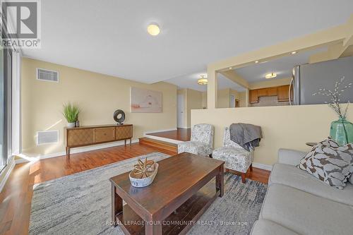 813 - 70 Baif Boulevard, Richmond Hill, ON - Indoor Photo Showing Living Room