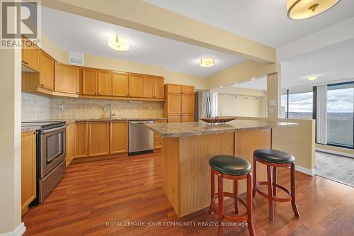 813 - 70 Baif Boulevard, Richmond Hill, ON - Indoor Photo Showing Kitchen