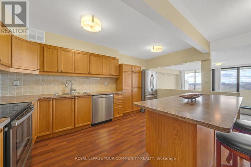 813 - 70 Baif Boulevard, Richmond Hill, ON - Indoor Photo Showing Kitchen With Double Sink