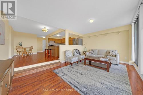 813 - 70 Baif Boulevard, Richmond Hill, ON - Indoor Photo Showing Living Room