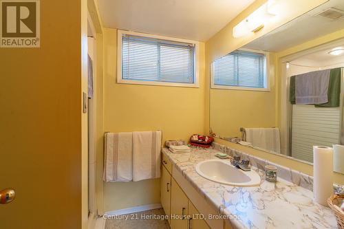 60 Robert Street, Welland (773 - Lincoln/Crowland), ON - Indoor Photo Showing Bathroom