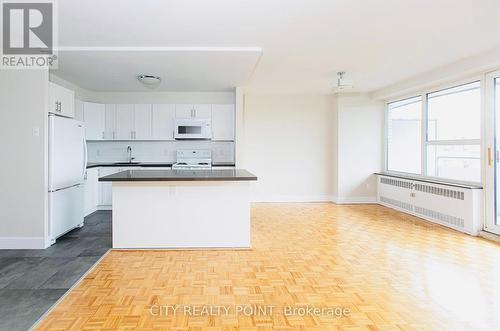 311 - 10 Shallmar Boulevard, Toronto, ON - Indoor Photo Showing Kitchen