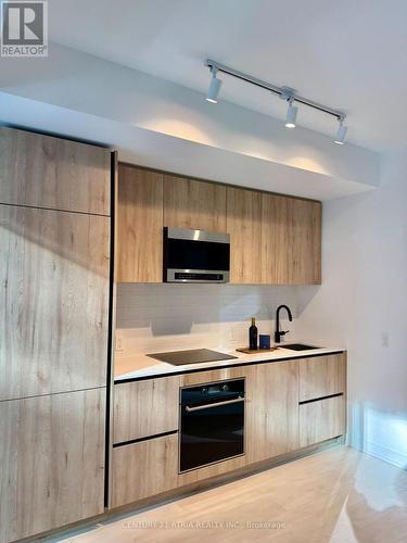 1007 - 127 Broadway Avenue, Toronto, ON - Indoor Photo Showing Kitchen