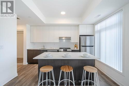 409 - 160 Canon Jackson Drive, Toronto, ON - Indoor Photo Showing Kitchen With Upgraded Kitchen