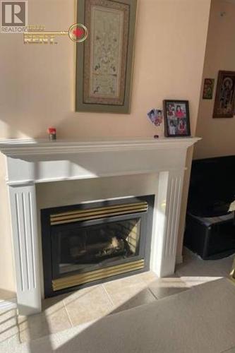 405 108 E 14Th Street, North Vancouver, BC - Indoor Photo Showing Living Room With Fireplace