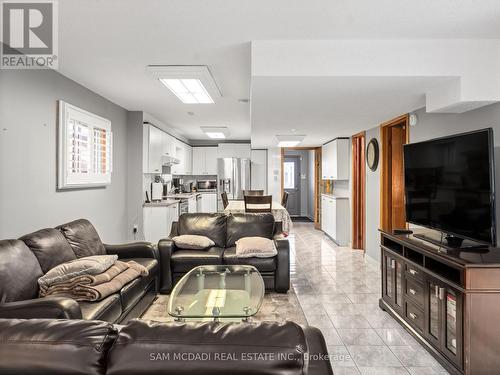 5472 Bourget Drive, Mississauga, ON - Indoor Photo Showing Living Room