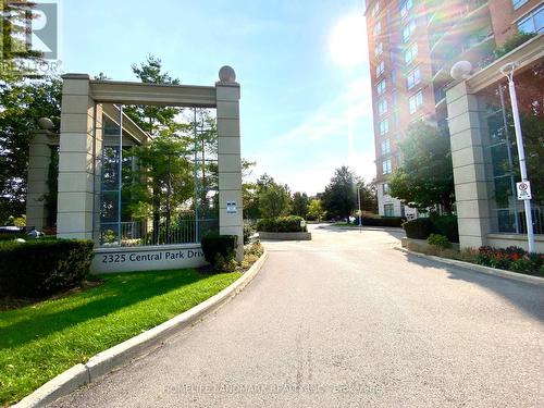 1009 - 2325 Central Park Drive, Oakville, ON - Outdoor