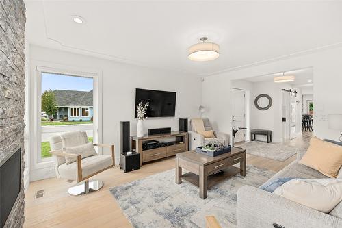 1104 Windermere Court, Kelowna, BC - Indoor Photo Showing Living Room With Fireplace