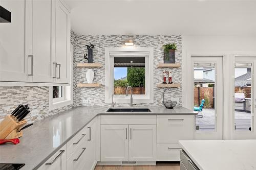 1104 Windermere Court, Kelowna, BC - Indoor Photo Showing Kitchen