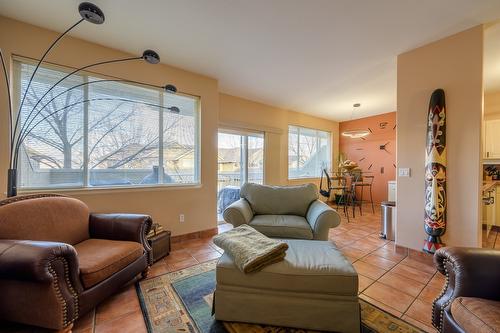 8-2365 Abbeyglen Way, Kamloops, BC - Indoor Photo Showing Living Room