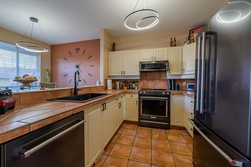 8-2365 Abbeyglen Way, Kamloops, BC - Indoor Photo Showing Kitchen