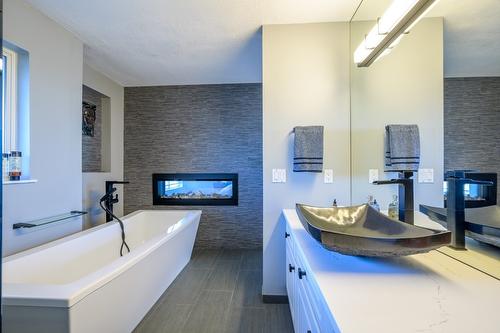 8-2365 Abbeyglen Way, Kamloops, BC - Indoor Photo Showing Bathroom With Fireplace