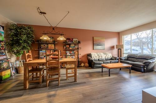 8-2365 Abbeyglen Way, Kamloops, BC - Indoor Photo Showing Living Room