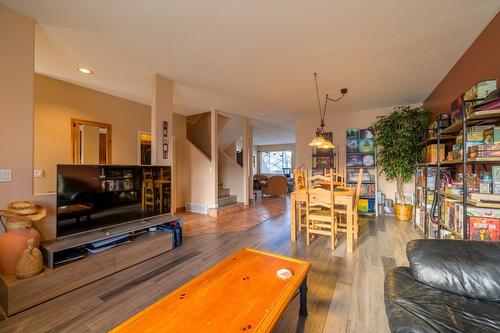 8-2365 Abbeyglen Way, Kamloops, BC - Indoor Photo Showing Living Room