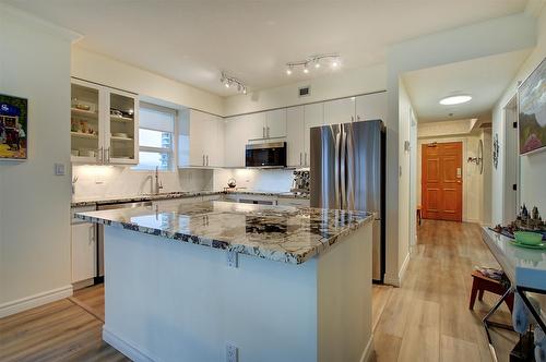 801-1152 Sunset Drive, Kelowna, BC - Indoor Photo Showing Kitchen With Upgraded Kitchen