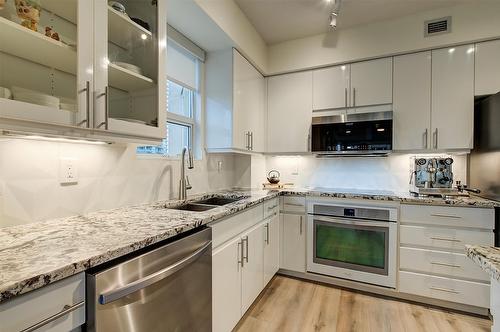 801-1152 Sunset Drive, Kelowna, BC - Indoor Photo Showing Kitchen With Double Sink With Upgraded Kitchen